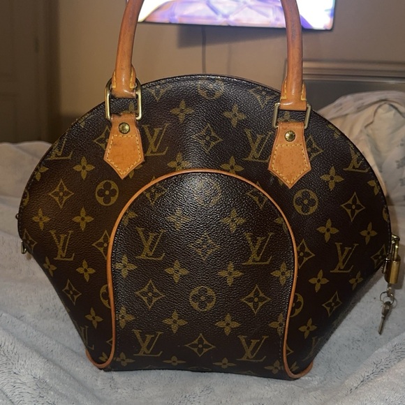 Monogram Elipse Louis Vuitton bag gently used great condition no rips or stains - Picture 3 of 5